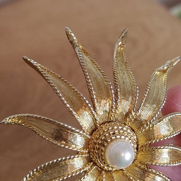 Vintage Marcel Boucher Brooch #7441 Gold Floral with Faux Pearl Center - Picture 5 of 10